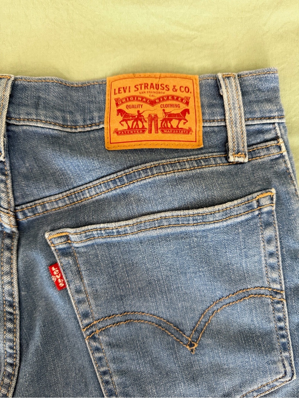 Levi’s High Rise Shorts - Picture 5 of 5